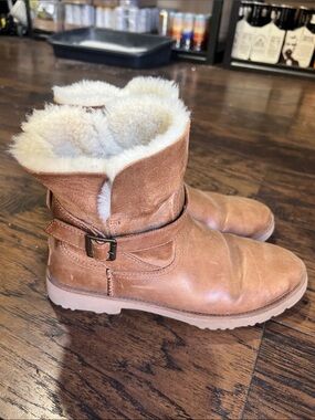 Ugg Women’s smooth leather/suede short buckle boot fur lined size 8